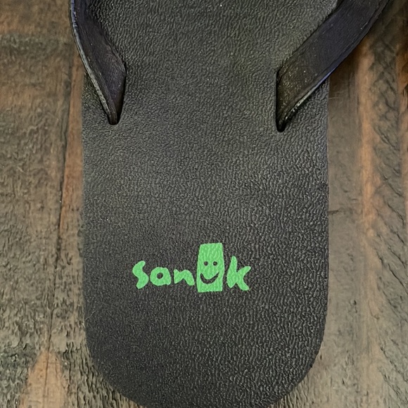 SANUK black flip flops size 6-6.5 (?) GUC - Picture 5 of 11